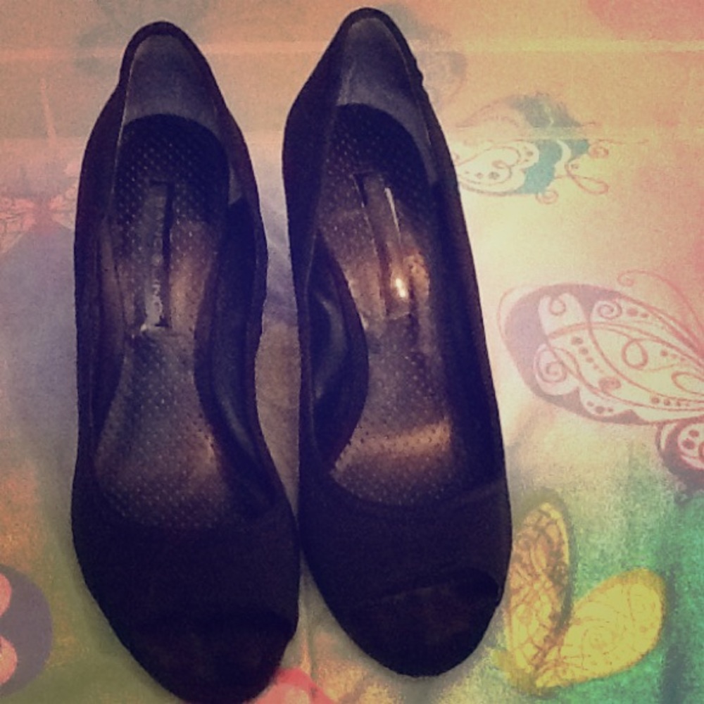 Black wedges